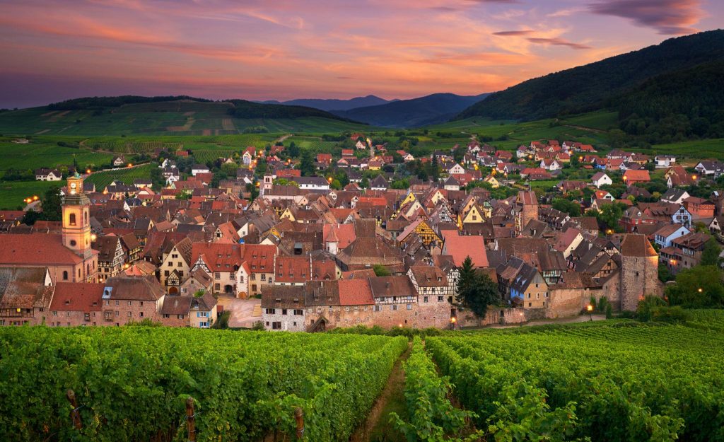 Panorama de la Route des Vins d'Alsace au coucher du soleil entre vignobles et villages typiques